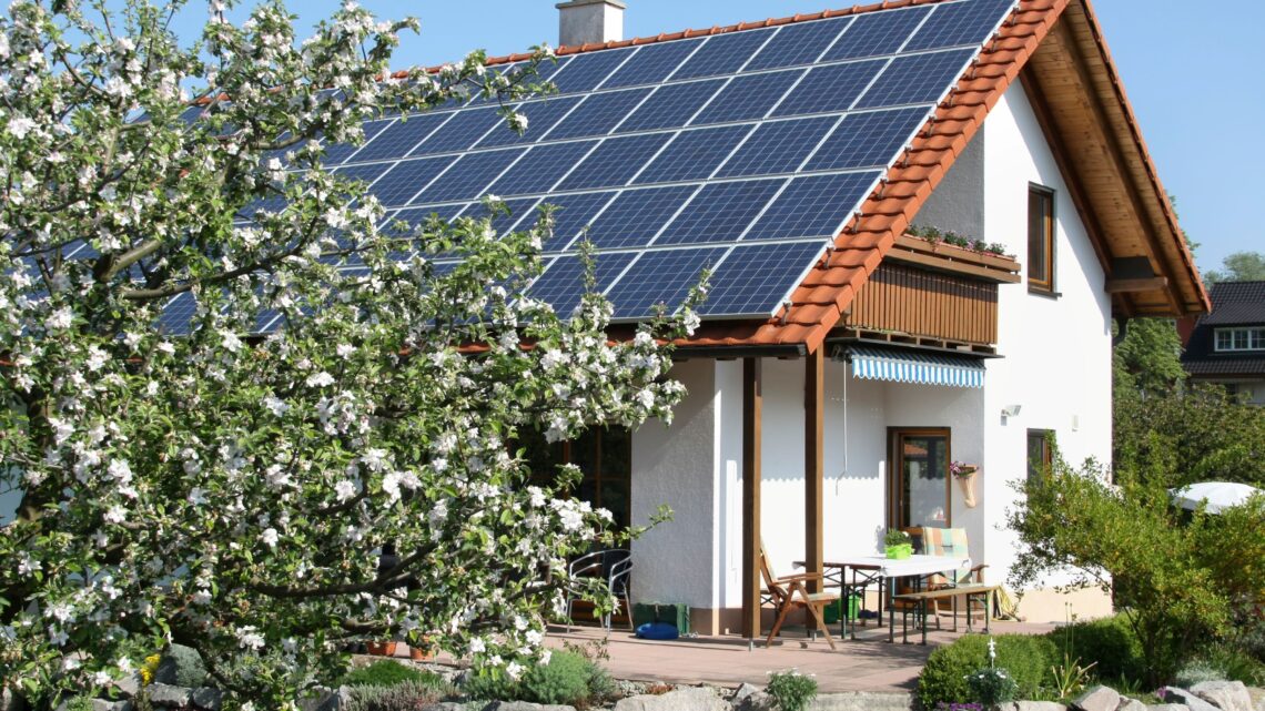 Einfamilienhaus mit Photovoltaikanlage auf dem Dach