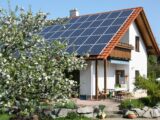 Einfamilienhaus mit Photovoltaikanlage auf dem Dach